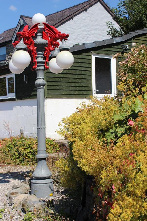 Poplar Lodge, Dee Valley - Cosy Microlodge With Detached Private Shower & Wc *