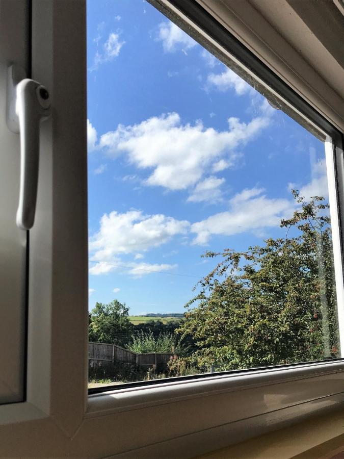 Poplar Lodge, Dee Valley - Cosy Microlodge With Detached Private Shower & Wc *