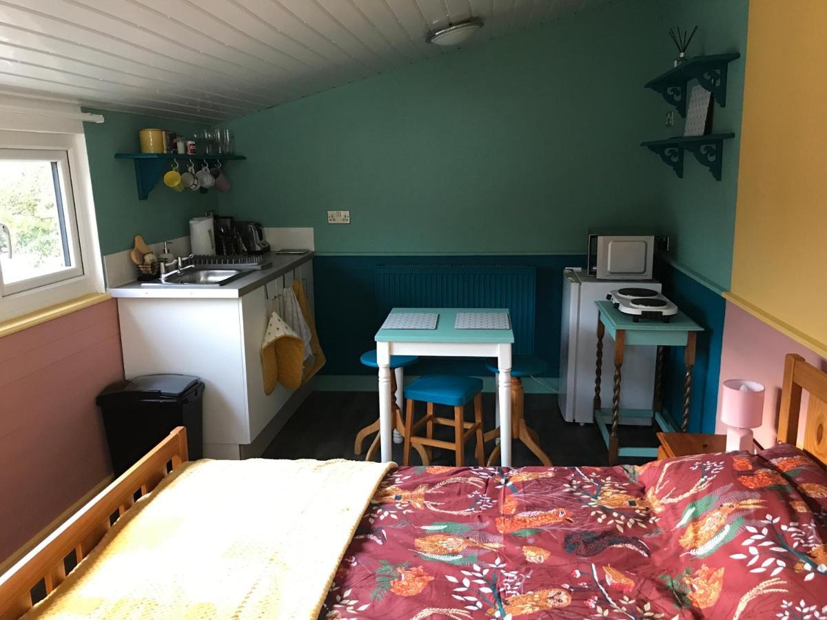 Poplar Lodge, Dee Valley - Cosy Microlodge With Detached Private Shower & Wc Corwen